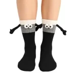 20. Meias divertidas com mãos e olhos