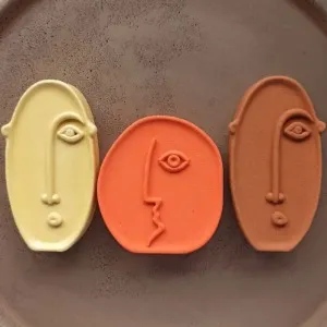 escultura de rosto abstrato em cimento.webp