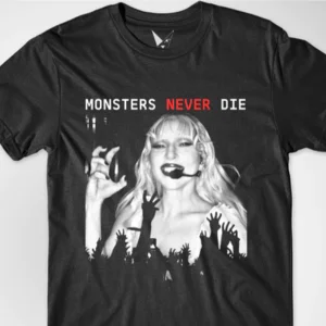 Camiseta preta Lady Gaga no telão de Copacabana