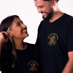 Camiseta com bordado personalizado a partir da sua foto + polaroid