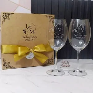 Kit com 2 taças de cristal personalizadas + caixa em MDF