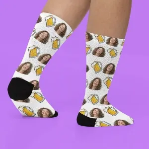 Meia personalizada com fotos de rosto e canecas de chopp