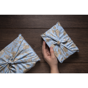 Presente embrulhado com tecido furoshiki, símbolo da cultura japonesa.